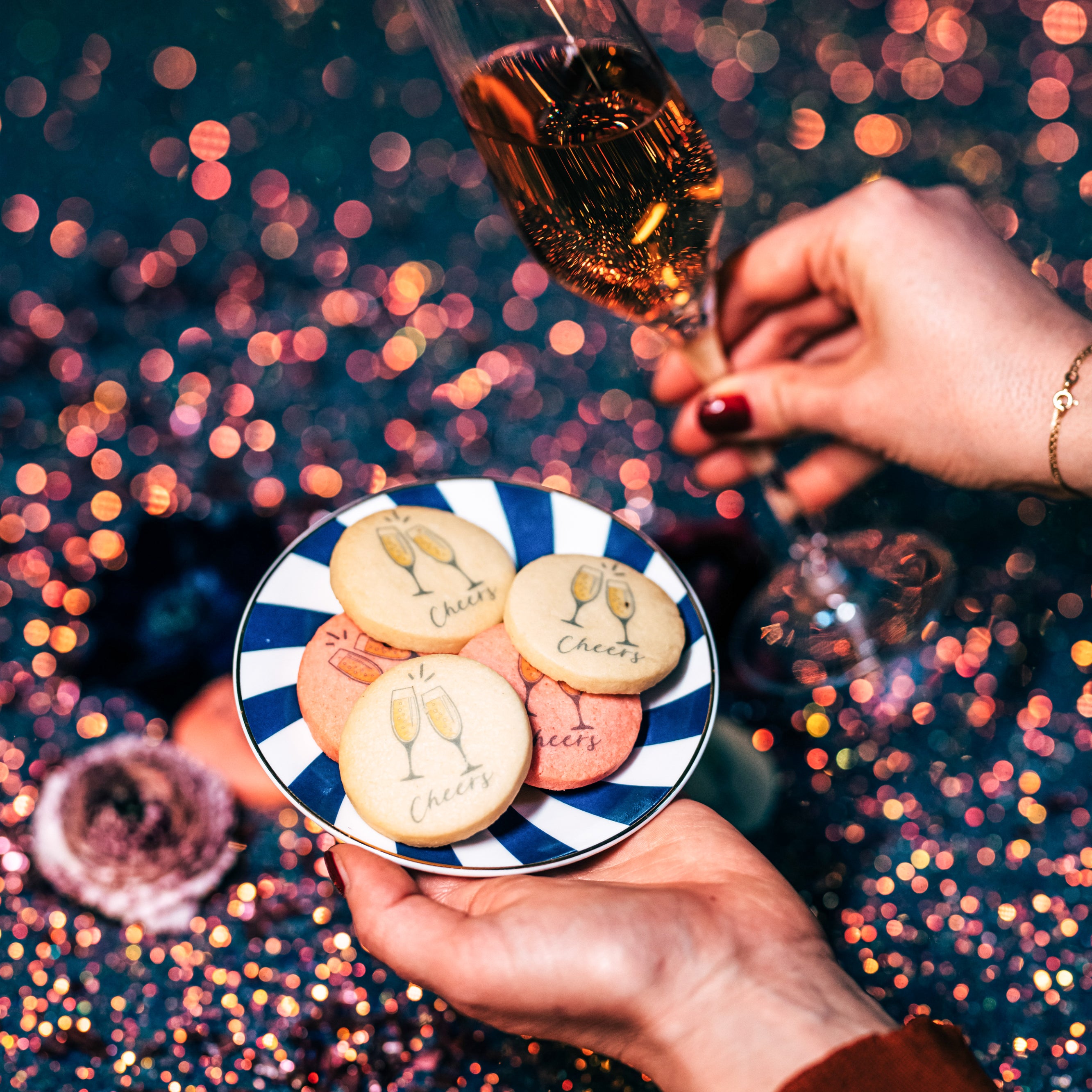 Biscotti personalizzati a tema festa party anniversario cheers auguri  - Idee regalo